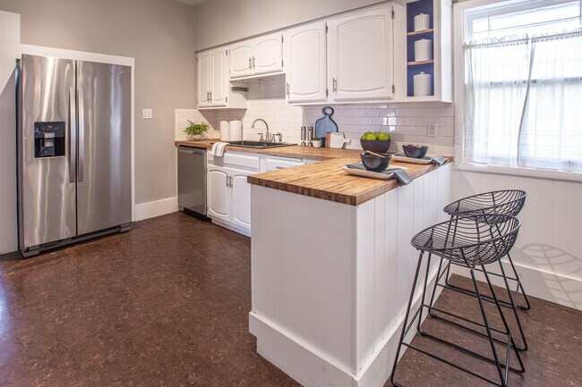 Building Photo - 1124 S Newport Ave