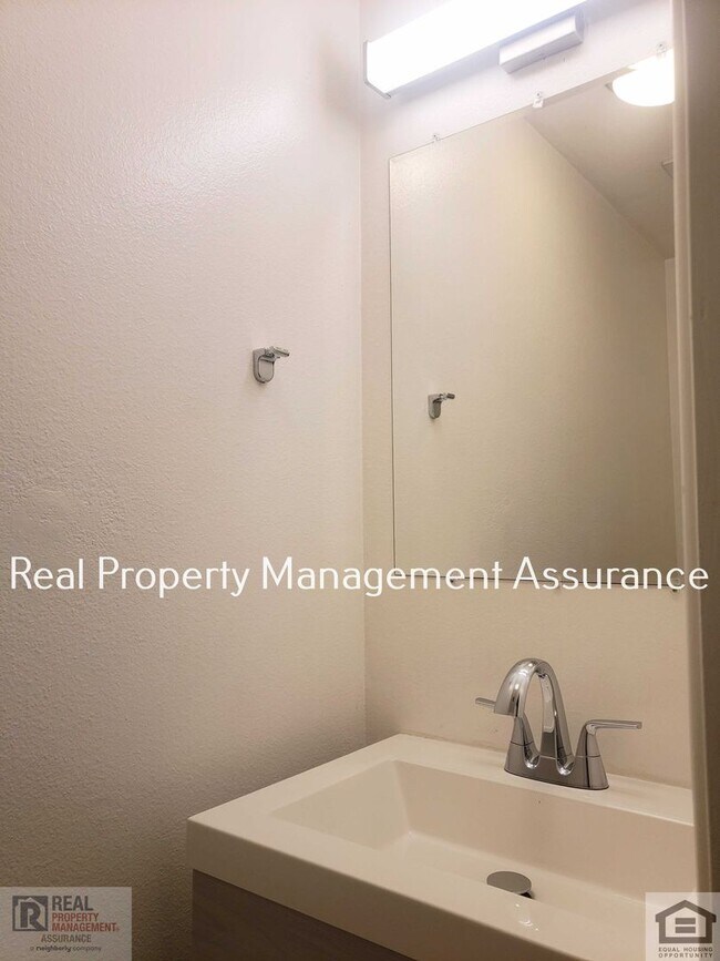 Building Photo - Charming 3BR/1.5BA Duplex Unit Now Availab...