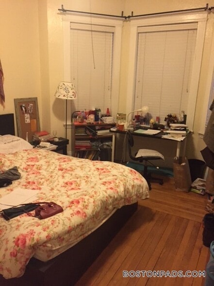 Building Photo - 463 Park Dr