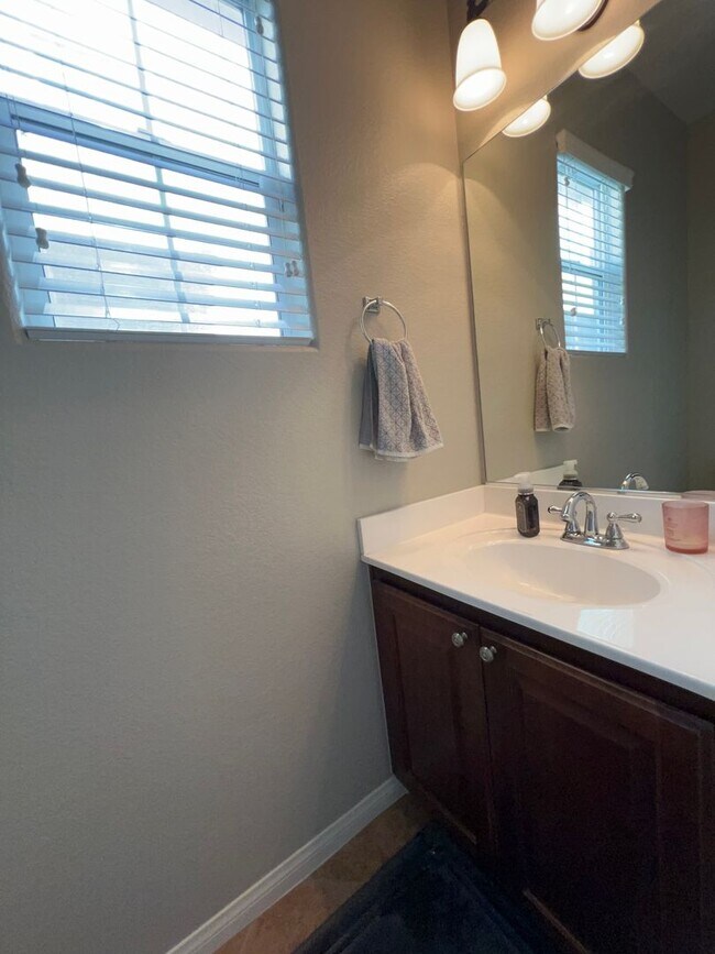 Building Photo - ABSOLUTELY AMAZING! Large 4 bedroom 2 stor...