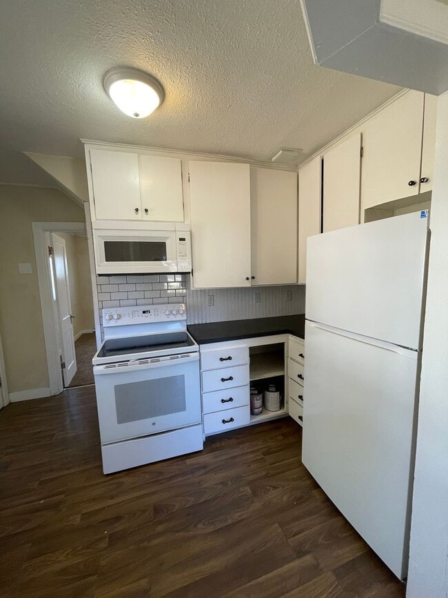 Building Photo - Charming 3bdrm, 1 bath house with fenced y...