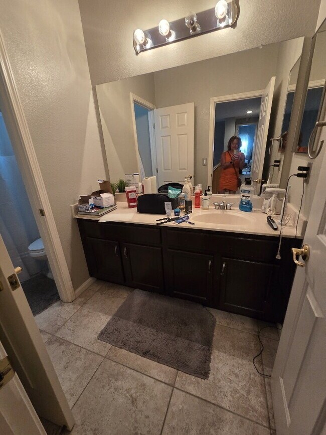 Building Photo - "Spacious 5-Bed home with 4 Baths Home for Rent!