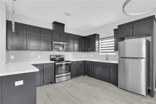 Building Photo - 18 Angelina Dr