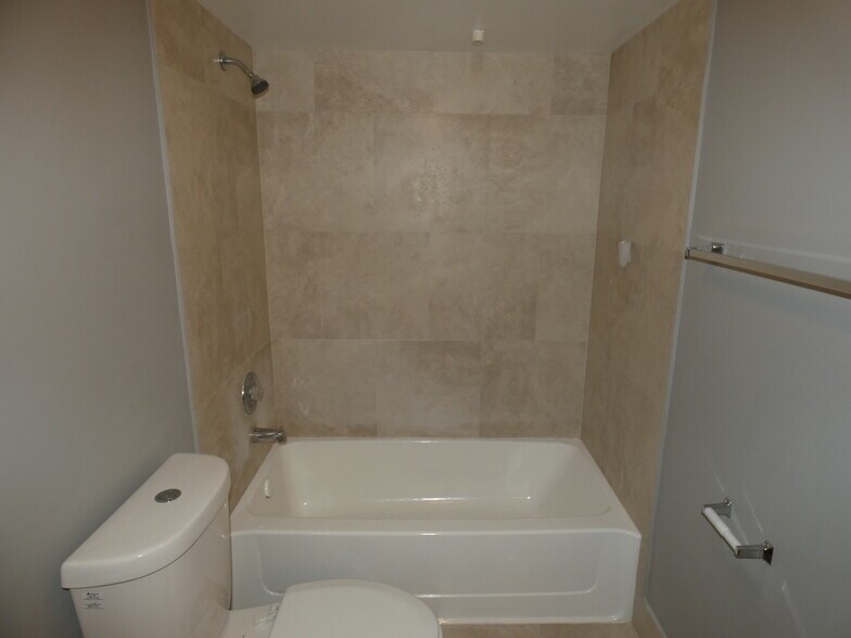 Building Photo - 2851 N Oakland Forest Dr