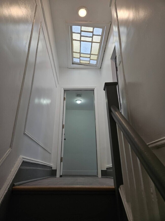 Building Photo - 312 E 26th St