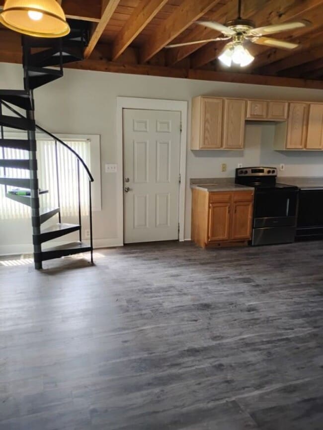 Building Photo - Coming Soon - 3 Bedroom 1 Bath - Amazing L...