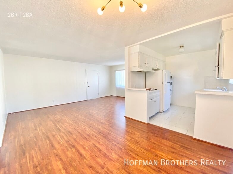 Building Photo - 8206 Romaine St