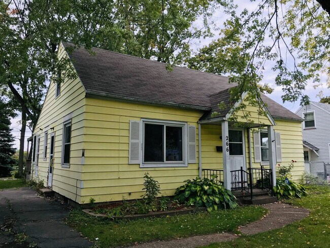 Building Photo - HOUSE CLOSE TO EVRYTHING YOU NEED.THIS HOME IS A MUST SEE!!!