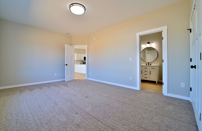 Building Photo - 781 Palomino Ave W
