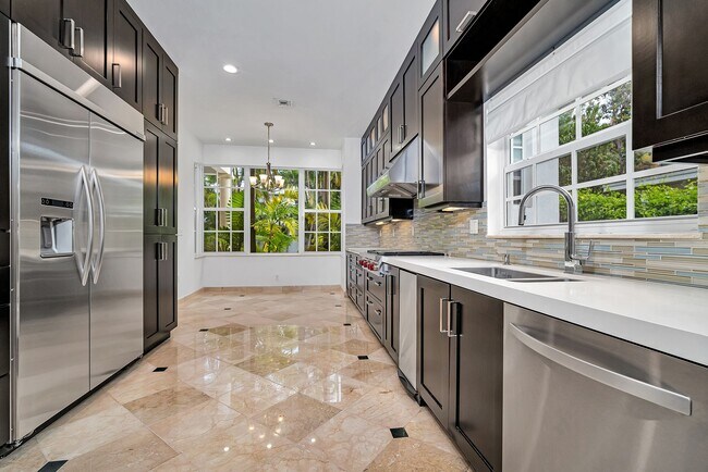 Building Photo - 1135 Asturia Ave