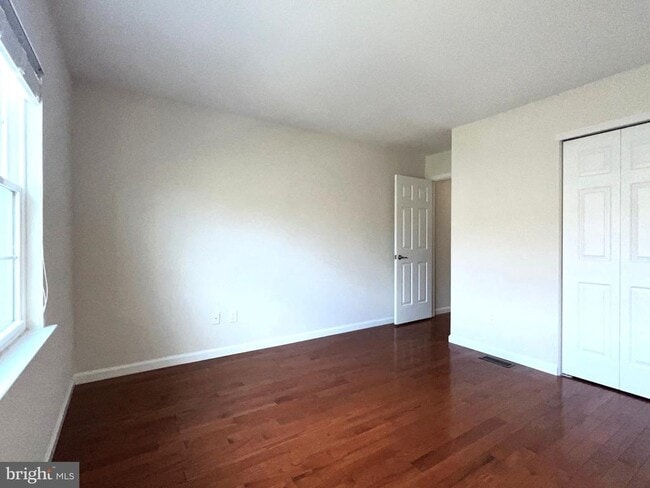 Building Photo - 40 Roxbury Ct