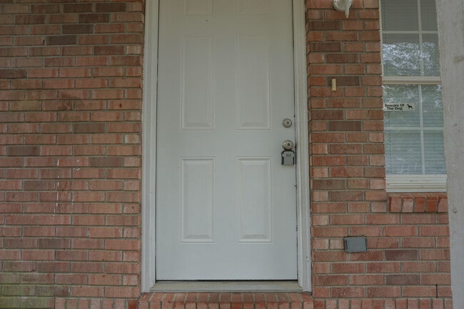 Building Photo - 6115 Willow Ln N