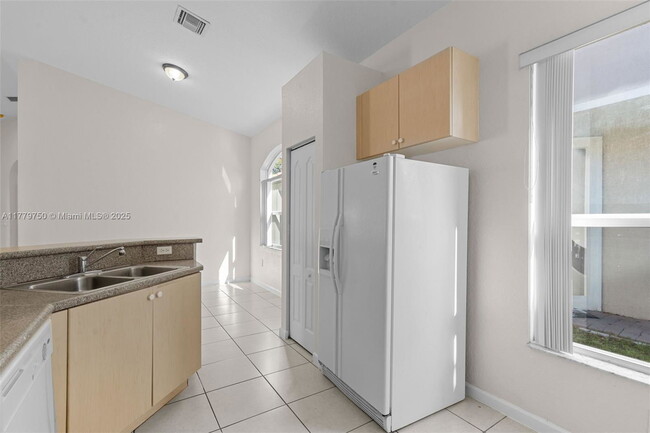 Building Photo - 1270 NE 39th Ave