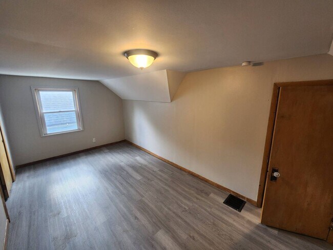 Building Photo - Charming 3-Bedroom Property in Prime Location