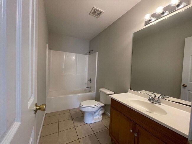 Building Photo - 1/2 OFF SECURITY DEPOSIT SPECIAL! Save $1,...