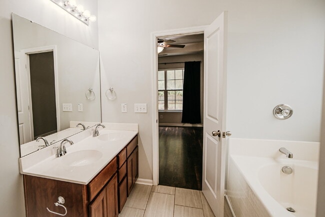 Building Photo - 4 Bed/2.5 Bath/Primary downstairs