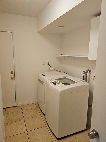 Building Photo - 16047 Meadowside St