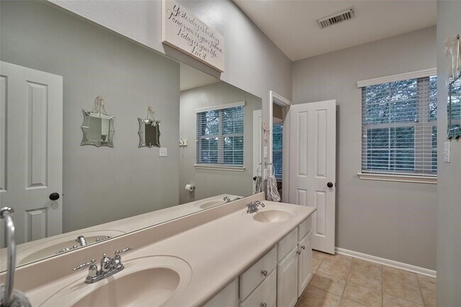 Building Photo - 43 S Longsford Cir