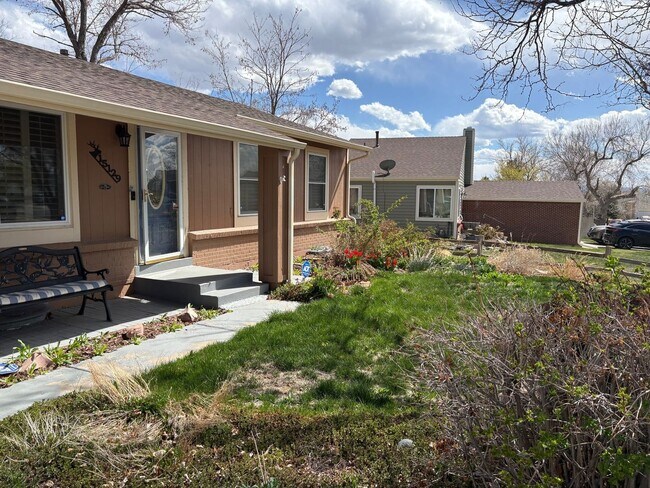 Building Photo - Price update Charming 2BR House (Basement ...