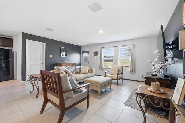Building Photo - 1393 Beach Dr