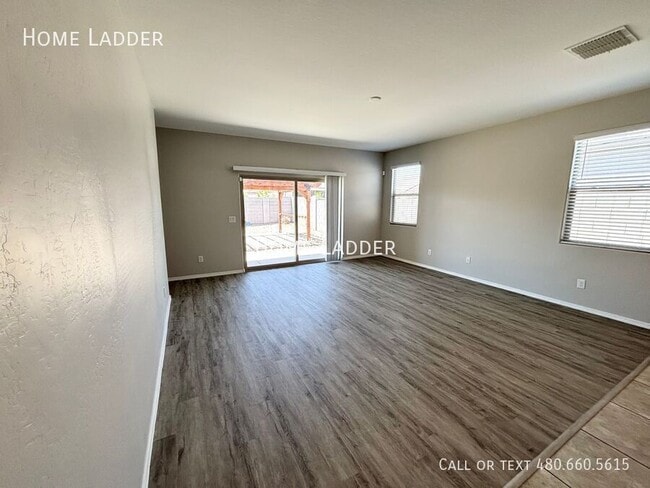 Building Photo - 10453 E Cliffrose Ln