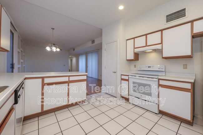 Building Photo - 2927 N Cardell Cir