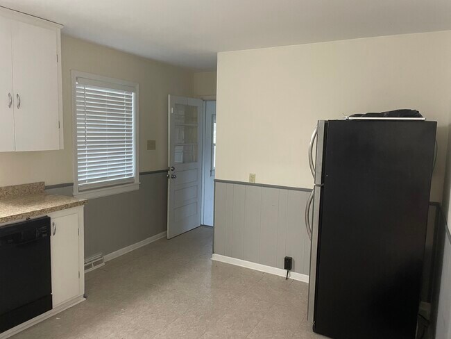 Building Photo - 4932 N Creasy Springs Rd
