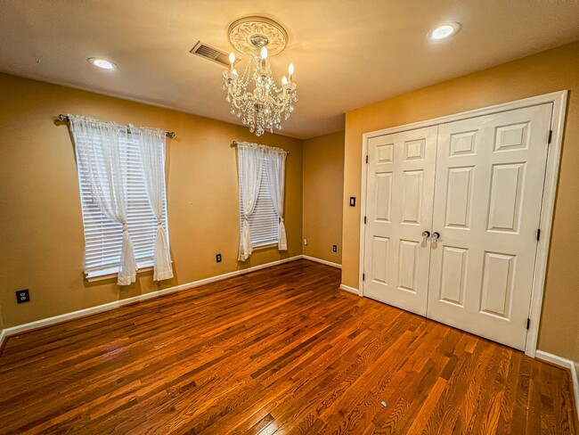 Building Photo - Stunning 4 Bedroom 3 Bathroom Brick Home W...