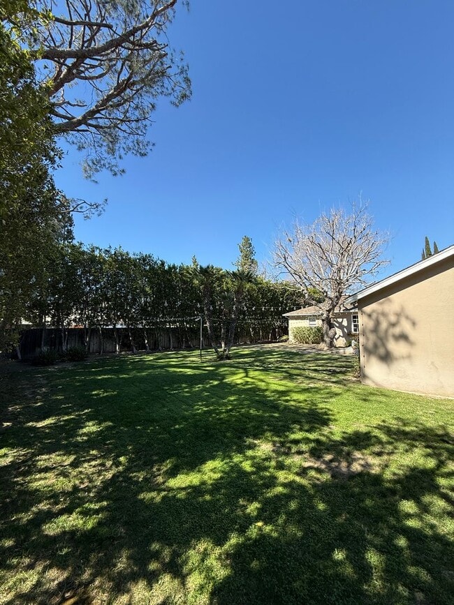 Building Photo - Beautiful, Ranch-Style, 4 Bedroom, 2 Bathroom Northridge Home Available For 1 Year Lease