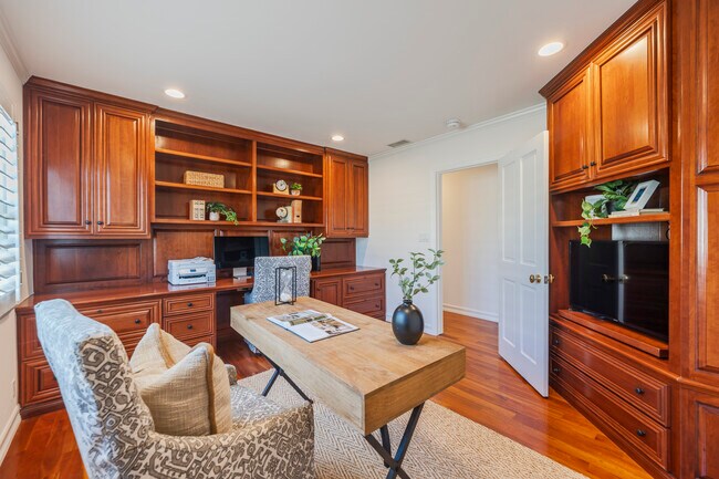 Building Photo - 426 Vía La Selva