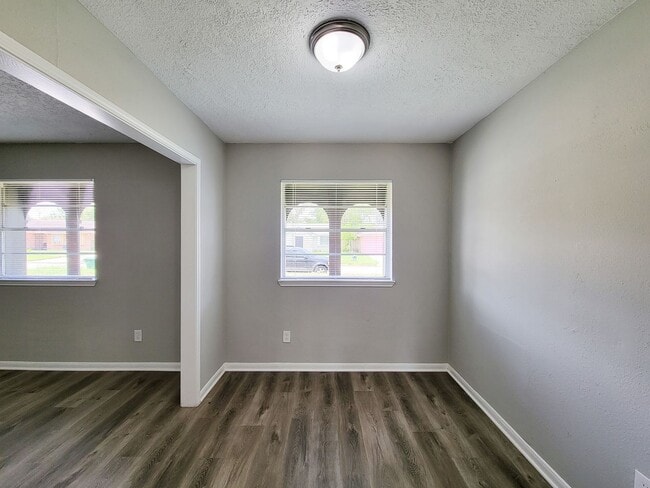 Building Photo - REMODELED 4 BEDROOM 2 BATH LEASE HOME IN HOUSTON