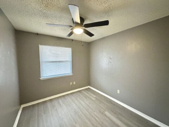 Building Photo - 4 bedroom