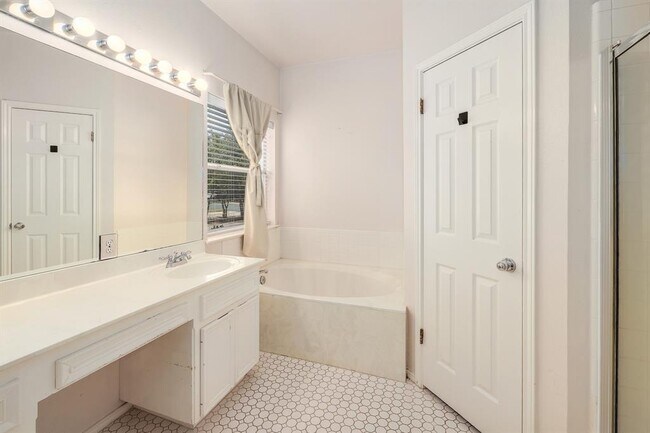 Building Photo - 9401 Caracas Dr