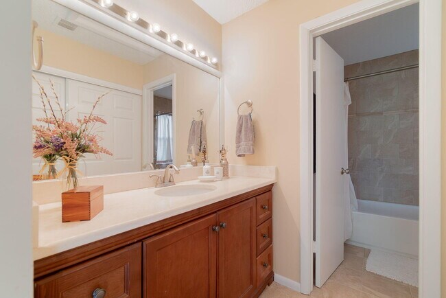 Building Photo - 13095 Belhaven Ct