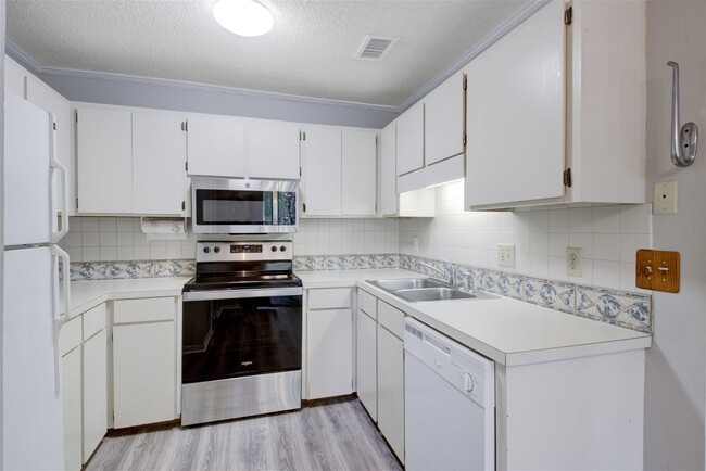 Building Photo - 7945 Parklane Court Apt #E, North Charlest...
