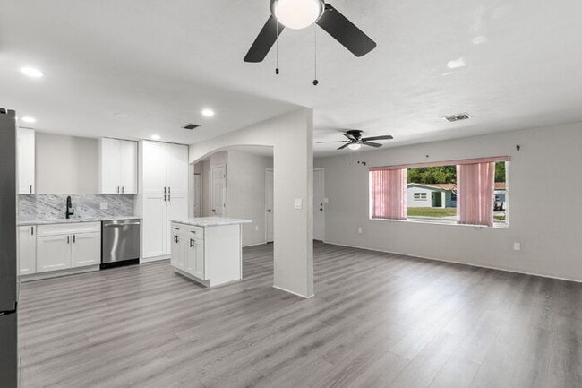 Building Photo - Home For Rent in St Petersburg!