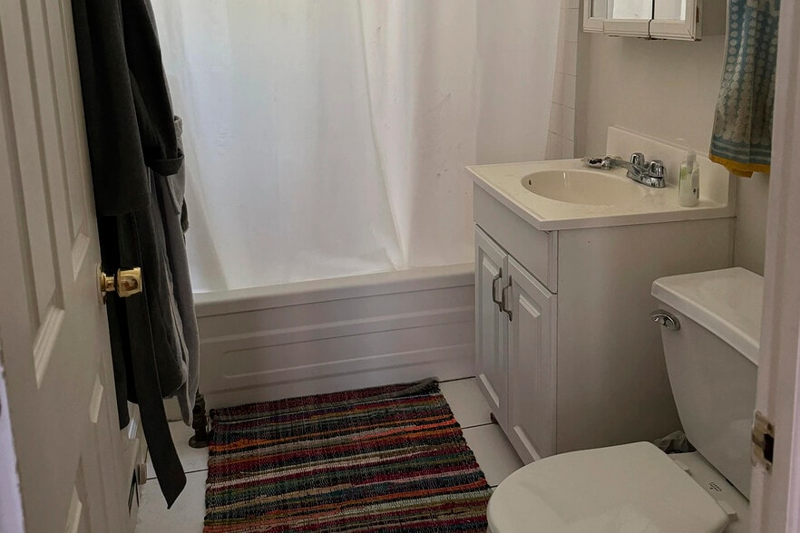 Building Photo - 727 W Roscoe St