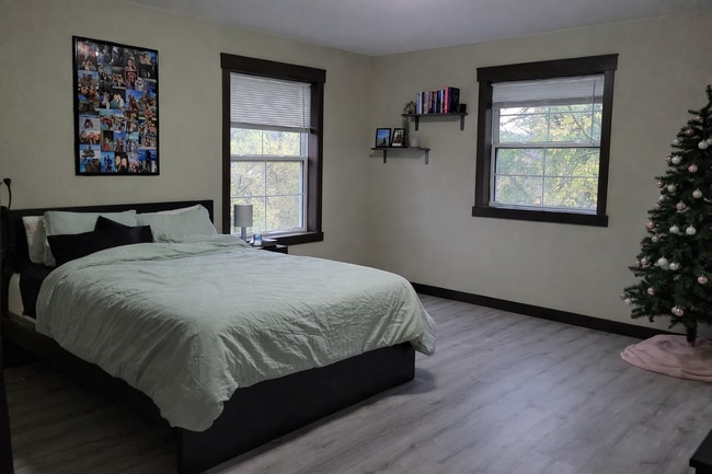 Building Photo - 5 Bed 3 Bath close to UWEC, bike trails, Carson Park, and The Sonnentag!