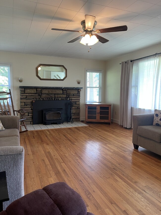 Building Photo - 3 bedroom, 2 bath 15 MINUTES  to Asheville...