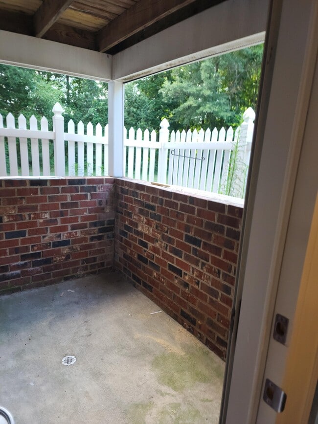 Building Photo - 9387 Horse Castle Ct