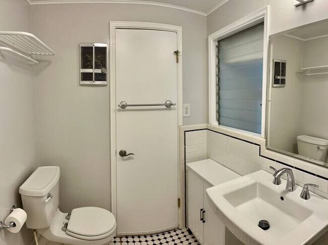 Building Photo - Charming Single Family Home