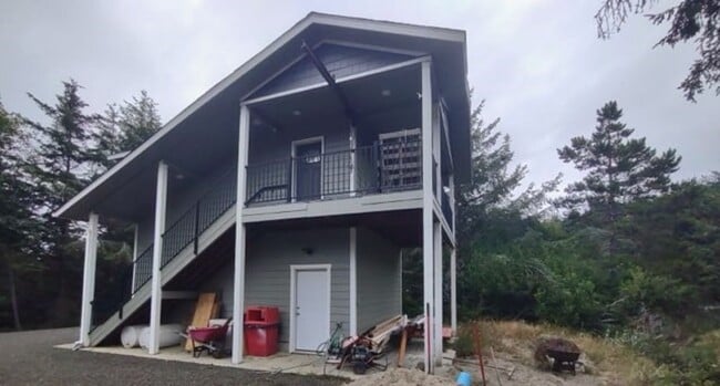 Building Photo - Studio Apt in Private Setting