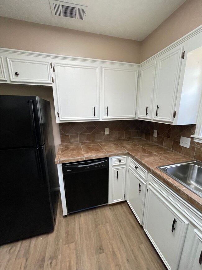 Building Photo - $1,850/mo | 3BD/2BA | Fenced Backyard, 2-Car Garage, No Carpet -- College Station, TX