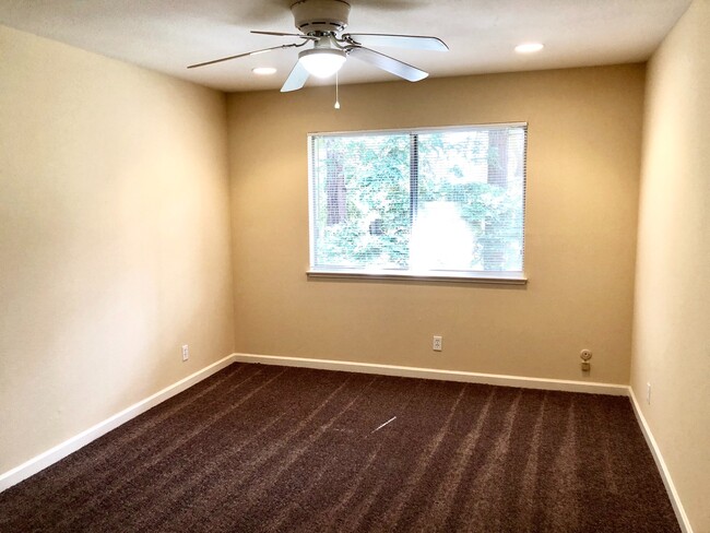 Building Photo - Very Nice 1 bedroom in gated community $1095
