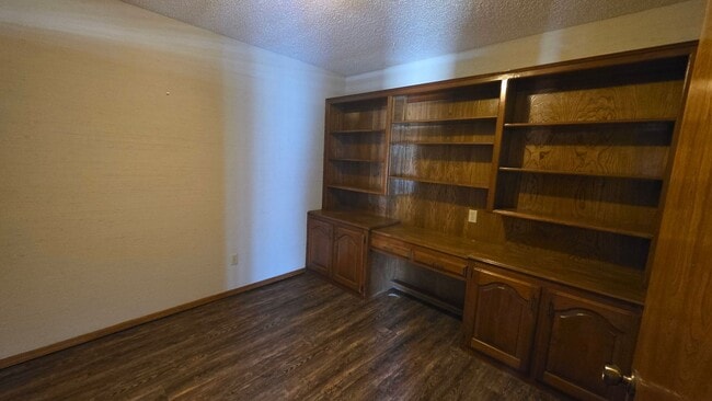 Building Photo - Wonderful 2 Bedroom Duplex in Bethany!  $1250 Per Month!