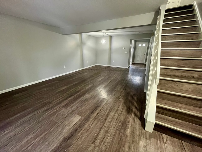 Building Photo - this beautiful 2 bedroom/1.5 bathroom townhouse apartment