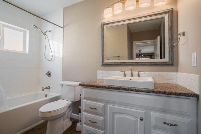 Building Photo - 505 Carlisle Blvd SE