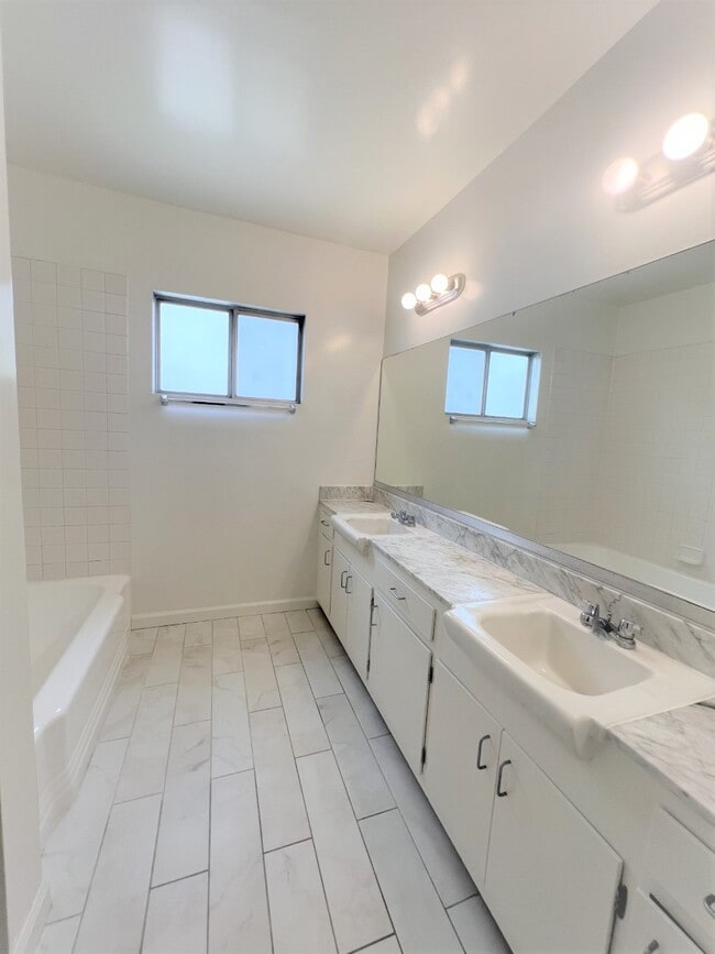 Building Photo - 801 S Lucerne Blvd