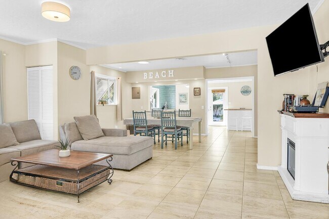 Building Photo - 3218 Palm Dr