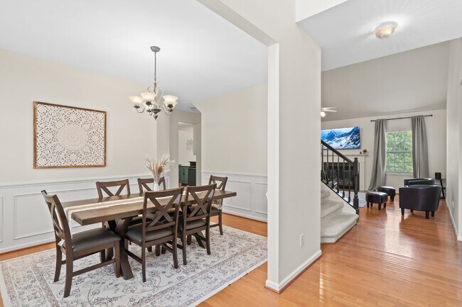 Building Photo - Gorgeous 4 Bedroom Home with Spacious Layo...